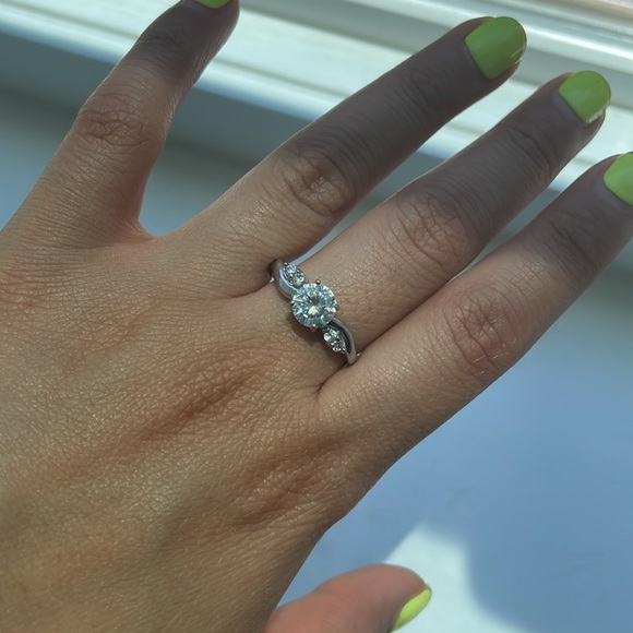 Promise Silver Ring with 4 small white crystal and 1 big crystal sz 8.5 - Picture 4 of 5